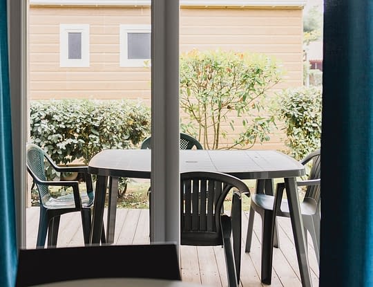 Camping Zelaia - Chalet bois EXTE 4 personnes - Terrasse et salon