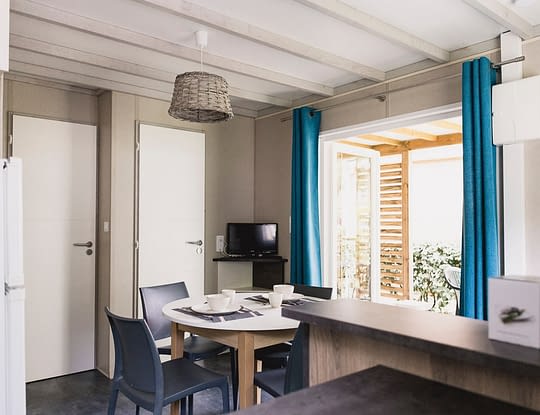 Camping Zelaia - Chalet bois EXTE 4 personnes - Salon