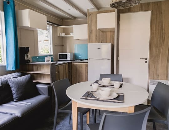 Camping Zelaia - Chalet bois EXTE 4 personnes - Salon et cuisine