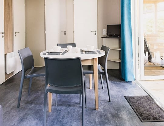 Camping Zelaia - Chalet bois EXTE 4 personnes - Salon avec table et t&eacute;l&eacute;vision