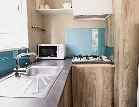 Camping Zelaia - Chalet bois EXTE 4 personnes - Vue de la cuisine &eacute;quip&eacute;e