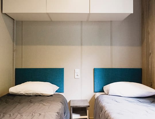 Camping Zelaia - Chalet bois EXTE 4 personnes - Chambre avec 2 lits simples