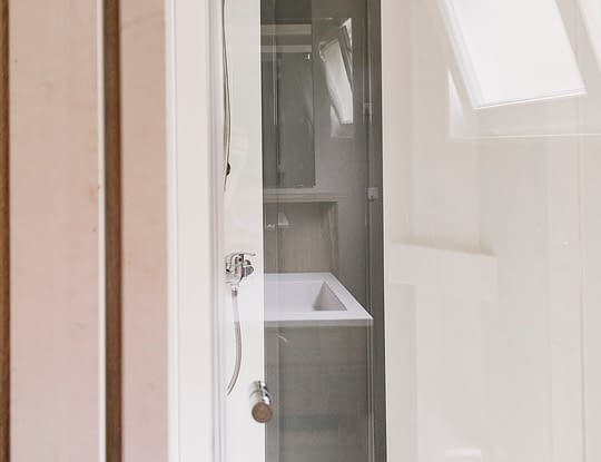 Camping Zelaia - Chalet bois EXTE 4 personnes - salle d\'eau avec douche