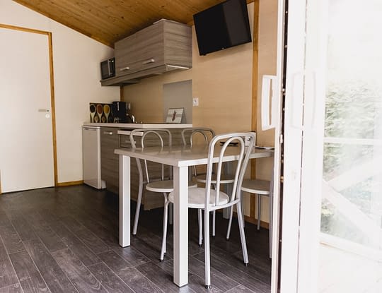 Camping Zelaia - Cottage D&eacute;tente 4 personnes - Salon et cuisine