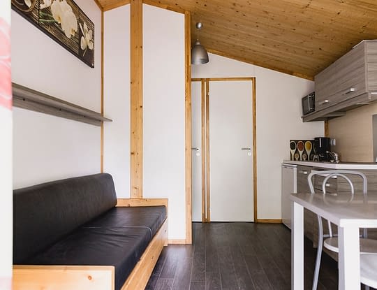 Camping Zelaia - Cottage D&eacute;tente 4 personnes - Salon avec canap&eacute;