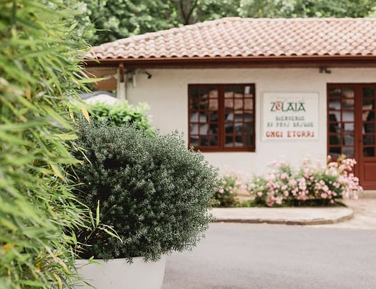 Camping Zelaia - View of entrance of campsite and of reception