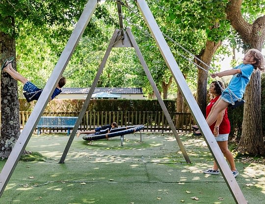 Camping Zelaia - Club enfants - Activit&eacute; ext&eacute;rieure avec l\'animatrice du club enfants