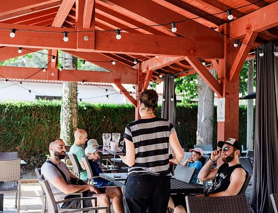 Camping Zelaia - Restauration - Service &agrave; la terrasse du bar du Kaxu