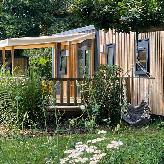 Cottage confort premium avec terrasse privative au Domaine de Mesqueau, pour 6 personnes, avec 3 chambres et 2 salles de bains.