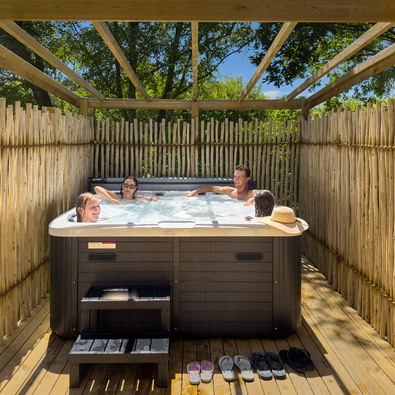 Famille dans un des SPA privatif des Lodges Premium 2 chambres au Domaine de Mesqueau en Baie de Morlaix