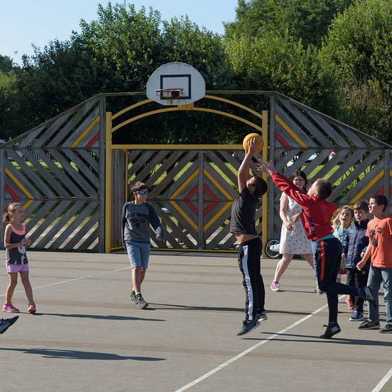Terrain de foot et de basket au Domaine de Mesqueau Plougasnou Bretagne