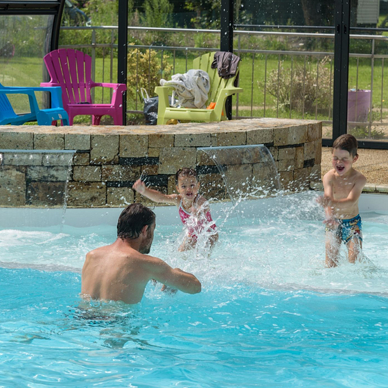 Piscine couverte et chauf&eacute;e Domaine de Mesqueau camping 4 &eacute;toiles en Bretagne