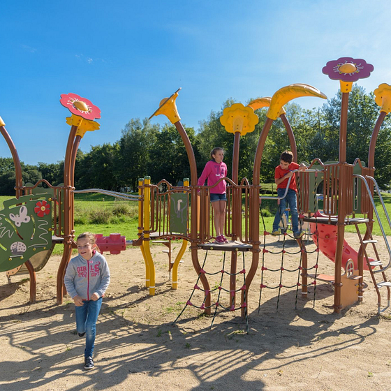 enfant qui joue aire de jeux camping familial le Domaine de Mesqueau Plougasnou Bretagne