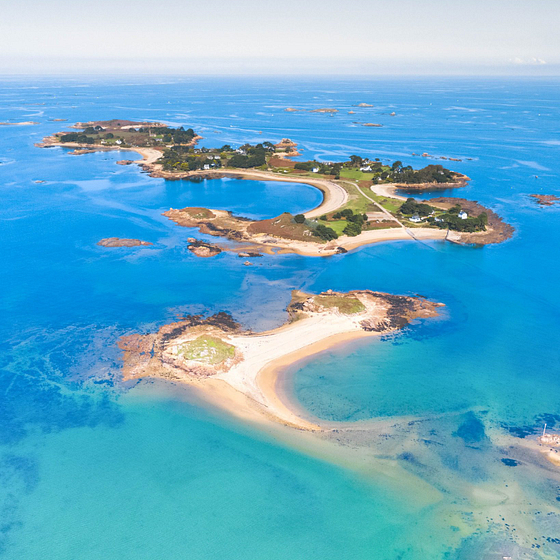 Vue a&eacute;rienne de l\'&icirc;le Callot entour&eacute;e d\'eaux turquoise &agrave; Carantec, en Bretagne.