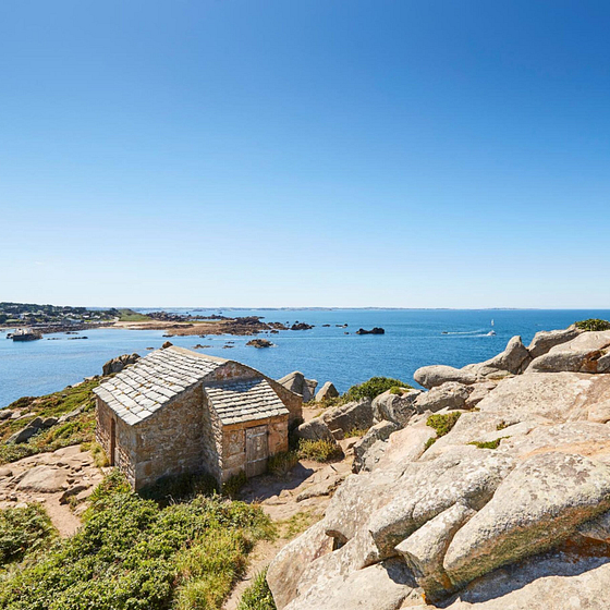 Maison des douaniers sur la pointe de Primel &agrave; Plougasnou, en Bretagne, offrant une vue panoramique sur la c&ocirc;te sauvage et la mer.