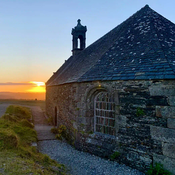 Coucher de soleil paisible à la chapelle Saint-Michel de Brasparts à Saint-Rivoal, Monts d\'Arrée, Bretagne.