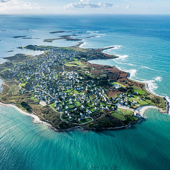 Vue a&eacute;rienne de l\'&Icirc;le Grande &agrave; Pleumeur Bodou, une magnifique destination c&ocirc;ti&egrave;re pr&egrave;s de Domaine de Mesqueau.