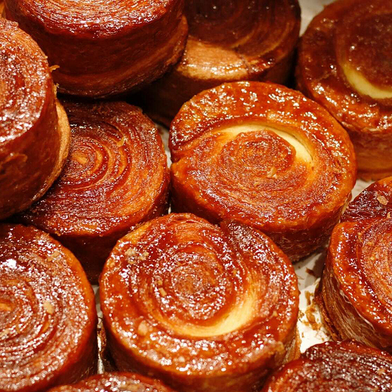 Kouign-amann, g&acirc;teau breton traditionnel caram&eacute;lis&eacute;, disponible sur les march&eacute;s locaux pr&egrave;s de Domaine de Mesqueau, Plougasnou.