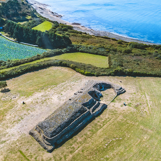 Vue a&eacute;rienne du Cairn de Barnenez en bord de mer, pr&egrave;s du camping Mesqueau