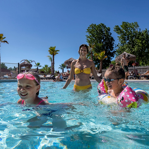 Camping Californie Plage - L\'espace aquatique - Grande piscine extérieure idéale pour les enfants 