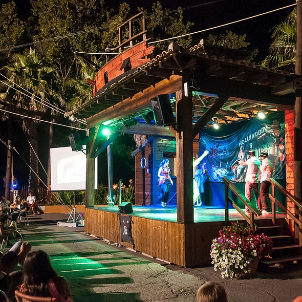 Camping Californie Plage - Les activités et animations - Spectacle en cœur de village