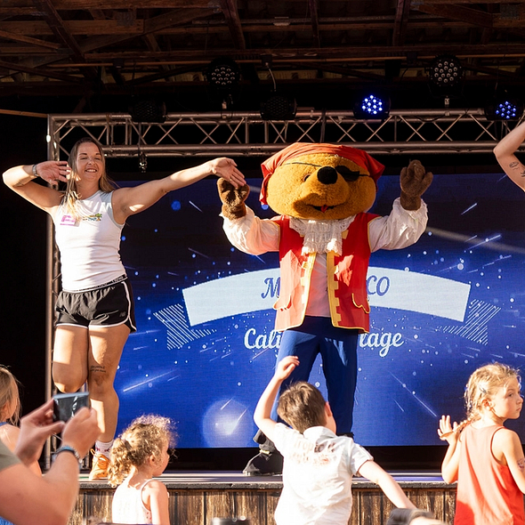 Camping Californie Plage - Kinder- en tienerclubs - Animatie op het podium van het piratenplein met groespleiders en de mascotte \"Pirato\"
