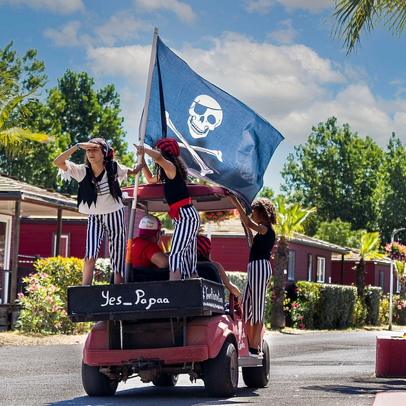 Campingplatz Californie Plage - Die Kinder- und Jugendclubs - Kinder, die als Piraten verkleidet sind