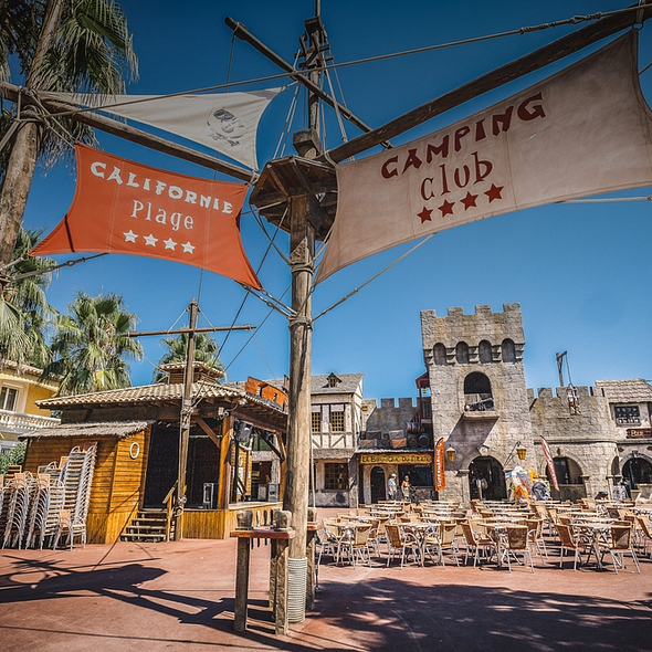 Camping Californie Plage - The swimming pool area - The heart of the village with pirate-themed decor