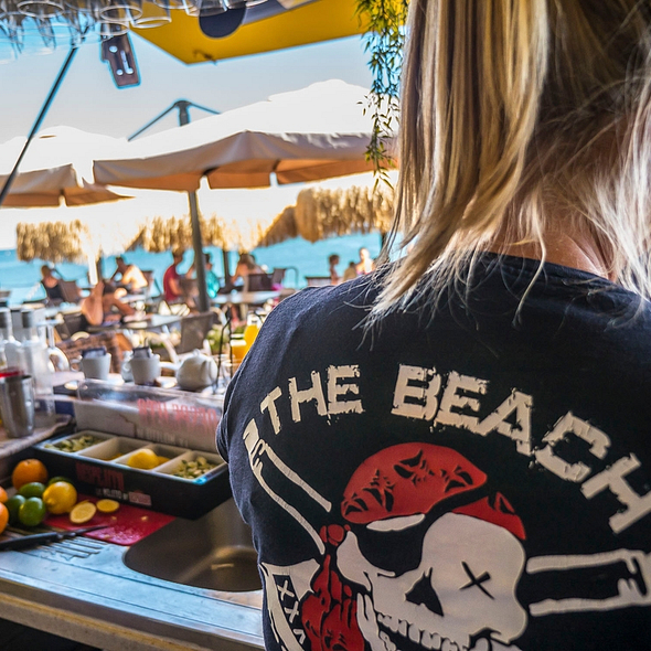 Camping Californie Plage - La restauration - Serveuse préparant un cocktail au bar \"Le Beach\"