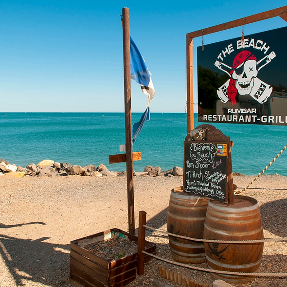 Campingplatz Californie Plage - Die Gastronomie - Eingang in die Bar „Le Beach\" am Meer