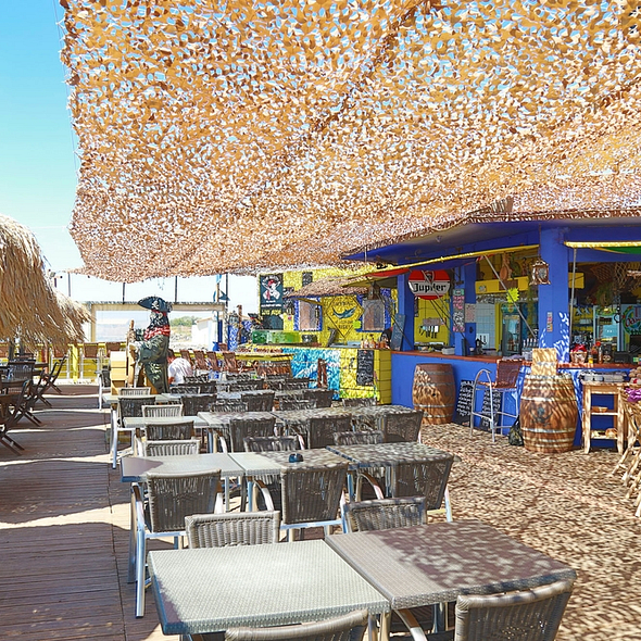 Campingplatz Californie Plage - Die Gastronomie - Bar und Grill-Restaurant „Le Beach\" dekoriert zum Thema Piraten