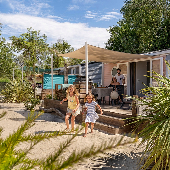 Camping Californie Plage - Hébergements - Mobil-home Caïcos Premium - Extérieurs végétalisés