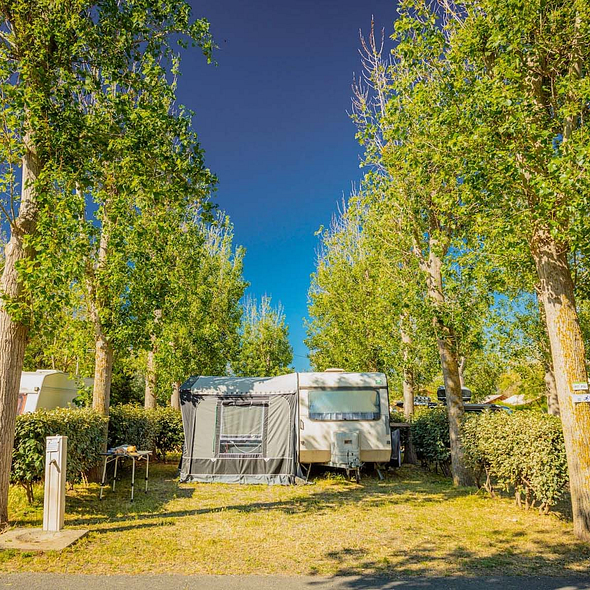 Campingplatz Californie Plage - Schattiger Stellplatz mit einer Mindestfläche von 80 m²