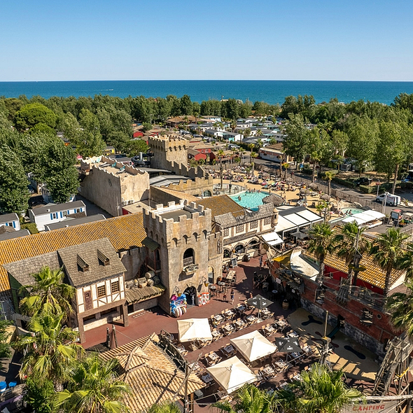 Camping Californie Plage - Photo gallery - Aerial view of pirates\' square and a view of the rental accommodation and the sea