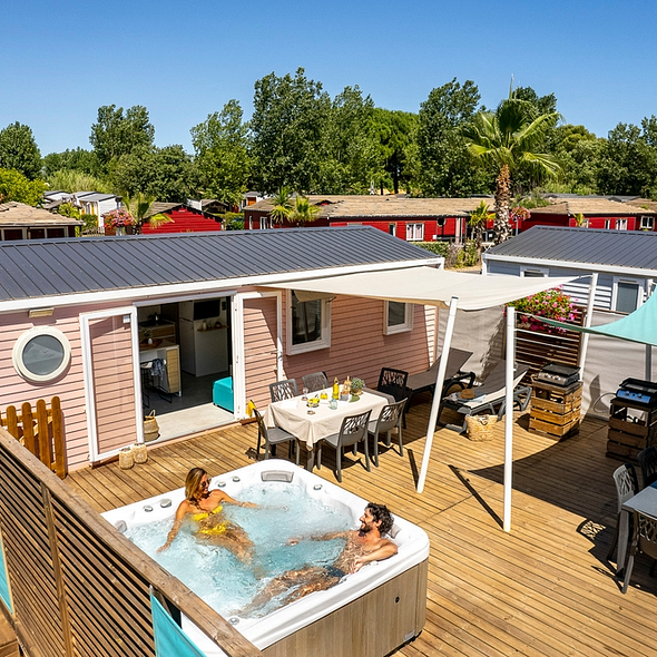 Camping Californie Plage - Galerie photo - Vue aérienne d\'u mobil-home avec grande terrasse et spa privatif
