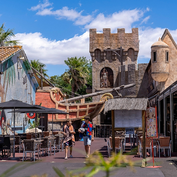 Camping Californie Plage - Galerie photo - Le cœur du village à la décoration dans le thème de la piraterie