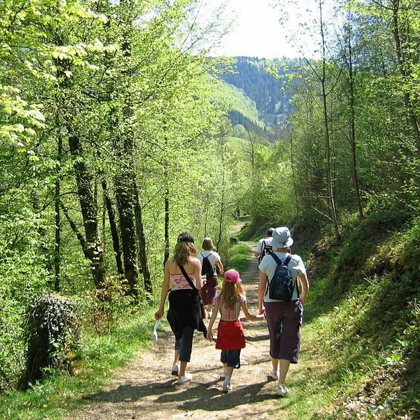 Camping Zelaia - Randonnée en famille dans les alentours du camping