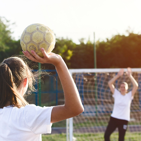 Camping Zelaia - Activités et animations - Handball au city-stade