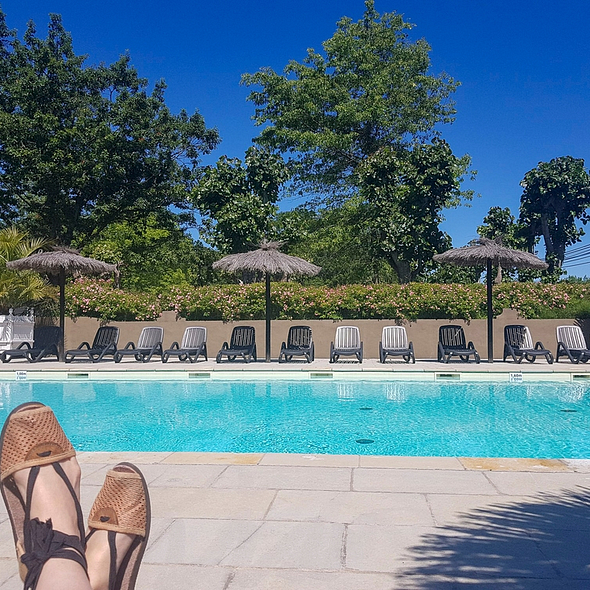 Camping Zelaia - La piscine - Détente sur un des transats de la piscine