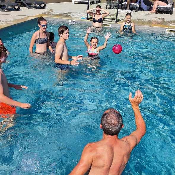 Camping Zelaia - The pool - Aquatic games