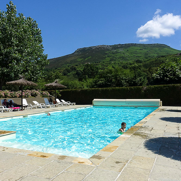 Camping Zelaia - La piscina - Piscina climatizada con vistas a la naturaleza