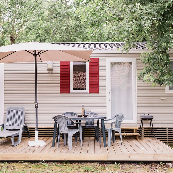 Camping Zelaia - Terrasse d\'un hébergement dans un environnement arboré