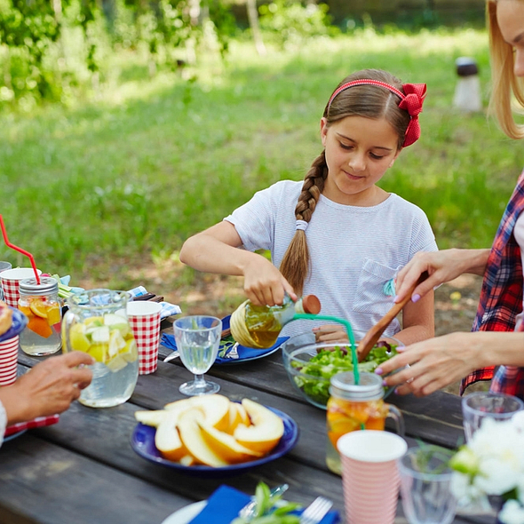 Camping Zelaia - Déjeuner sur la terrasse d\'une location