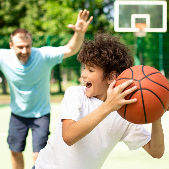 Camping Zelaia - Partie de Basketball en famille