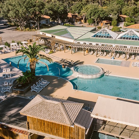 Camping Arnaoutchot - Vue aérienne des piscines et du solarium