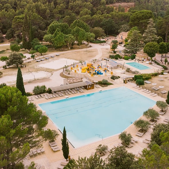 Camping Domaine de Bélézy - Espace aquatique avec ses 2 piscine, une pataugeoire et ses jeux 