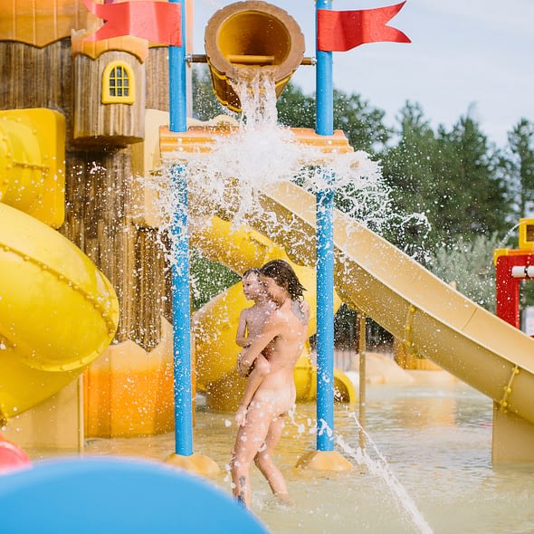 Camping Domaine de Bélézy - Jeux aquatiques avec toboggans 