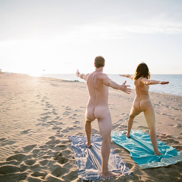 Camping Le Sérignan Plage Nature - Séance de yoga sur la plage