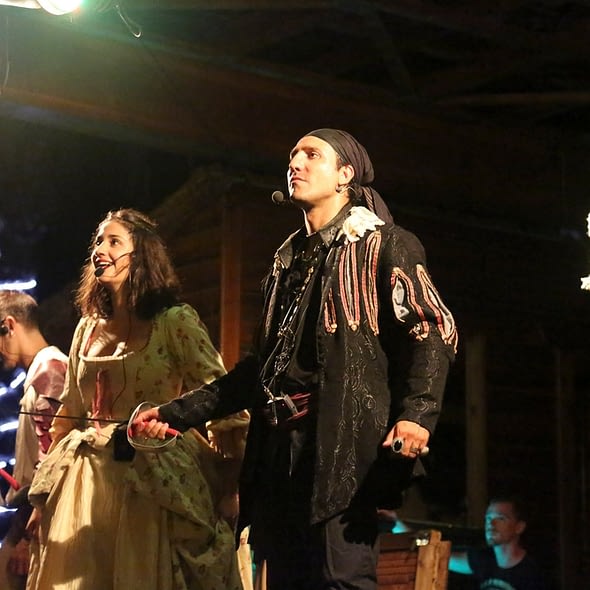 Camping Californie Plage - Les activités et animations - Spectacle dans le camping à la thématique piraterie