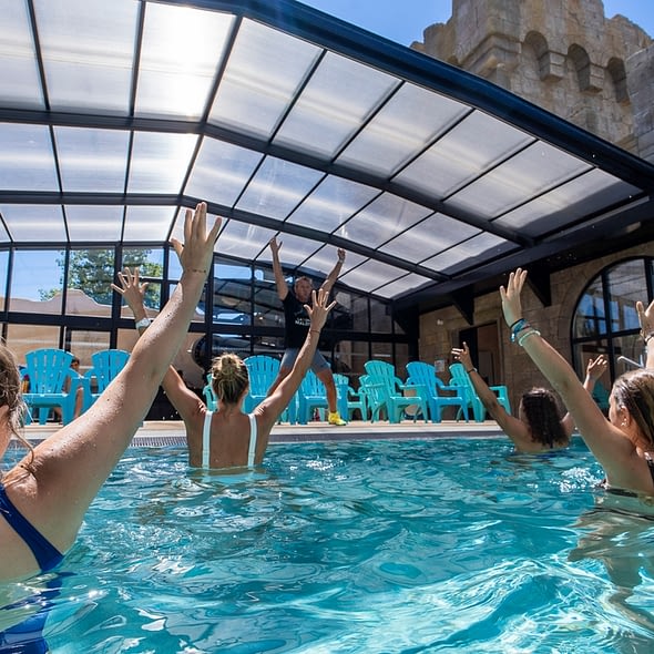 Campingplatz Californie Plage - Aktivitäten und Animationen - Wassergymnastik-Animateur im überdachten Swimmingpool